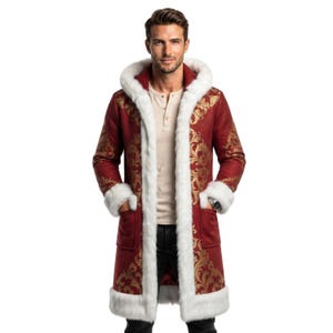 Può includere: Un cappotto lungo rosso scuro caratterizzato da un motivo a volute dorate su tutta la superficie. Il capo presenta un cappuccio, tasche anteriori e un bordo spesso in pelliccia sintetica bianca lungo il cappuccio, l'apertura e i polsini.