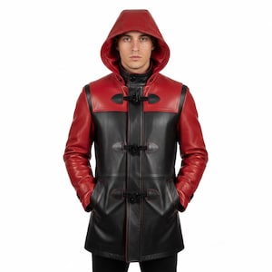 Puede incluir: Taza de cerámica blanca con asa negra y la frase "But First, Coffee" en negro. La taza se muestra sobre un fondo borroso, sugiriendo un ambiente acogedor.