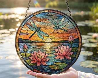 Acchiappasole in vetro con libellula, loto e tramonto, decorazione per finestre a tema natura e lago, ideale come regalo per l'inaugurazione della casa.