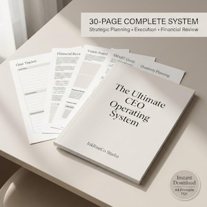 Op de afbeelding: Een wit boek met de titel "The Ultimate CEO Operating System" met de tekst "30-PAGE COMPLETE SYSTEM" erboven. Verschillende losse pagina's met titels als "Goal Tracker" en "Financial Review" zijn zichtbaar. Het boek ligt op een wit oppervlak.
