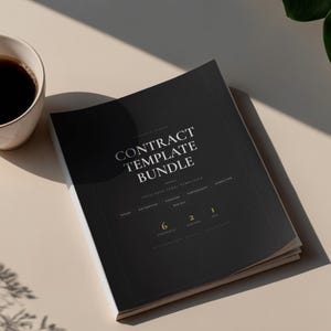 Peut inclure: Un ensemble de modèles de contrats noir et blanc avec le texte "Freelance Legal Templates" et le nombre de contrats, d'avenants et de renonciations. Une tasse de café est à gauche de l'ensemble.