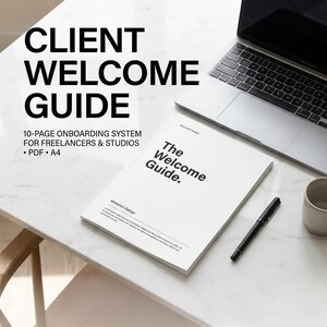 Peut inclure: Un livre blanc intitulé "The Welcome Guide" avec du texte noir, à côté d'un stylo noir et d'un ordinateur portable sur une surface en marbre blanc. Le livre fait partie d'un système d'intégration de 10 pages.