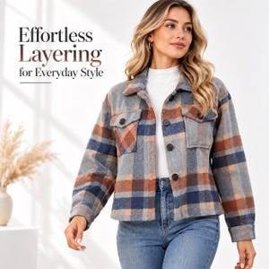 Pode incluir: Uma camisa-jaqueta de manga comprida com botões e um padrão xadrez em tons de cinza, azul e laranja ferrugem. A peça inclui um colarinho clássico, dois bolsos no peito com abas e botões escuros. O texto diz: Effortless Layering for Everyday Style.