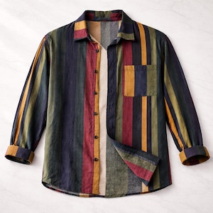 Peut inclure: Chemise à manches longues à rayures verticales de différentes couleurs, dont le bleu marine, le vert, le rouge et le jaune. La chemise a une poche poitrine et un col classique. Les manches sont boutonnées aux poignets.
