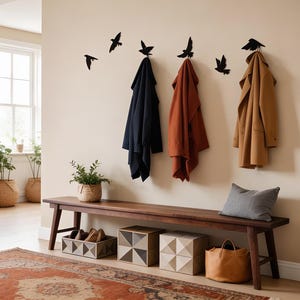 Può includere: Una tazza di ceramica bianca con manico nero e la scritta "But First, Coffee" in stile scritto a mano. La tazza è su una superficie bianca. La tazza è alta circa 10 cm.