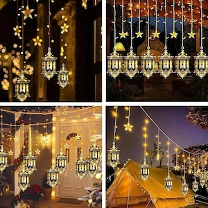 Puede incluir: Luces de cadena decorativas con faroles dorados ornamentados y luces en forma de estrella. Las luces cuelgan de una estructura de madera y se utilizan para decorar el exterior de una casa y una tienda de campaña. Las luces crean un ambiente cálido.