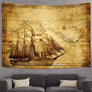 Könnte beinhalten: Ein Wandteppich im Vintage-Stil mit einer detaillierten Illustration eines Segelschiffs auf einer Karte. Die Karte hat einen Sepia-Ton und nautische Elemente, einschließlich einer Windrose. Der Wandteppich ist rechteckig und hängt über einem grauen Sofa.