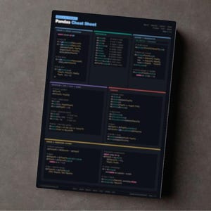 Puede incluir: Una "Pandas Cheat Sheet" de color oscuro con fragmentos de c&oacute;digo y texto. La hoja es rectangular y est&aacute; sobre una superficie gris. El texto es blanco, amarillo y morado. La hoja est&aacute; ligeramente inclinada.