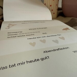 Op de afbeelding: Een rustiek houten bord met de tekst "Welcome to our home" in witte letters. Het bord heeft een verweerde afwerking en een eenvoudig, uitnodigend ontwerp.