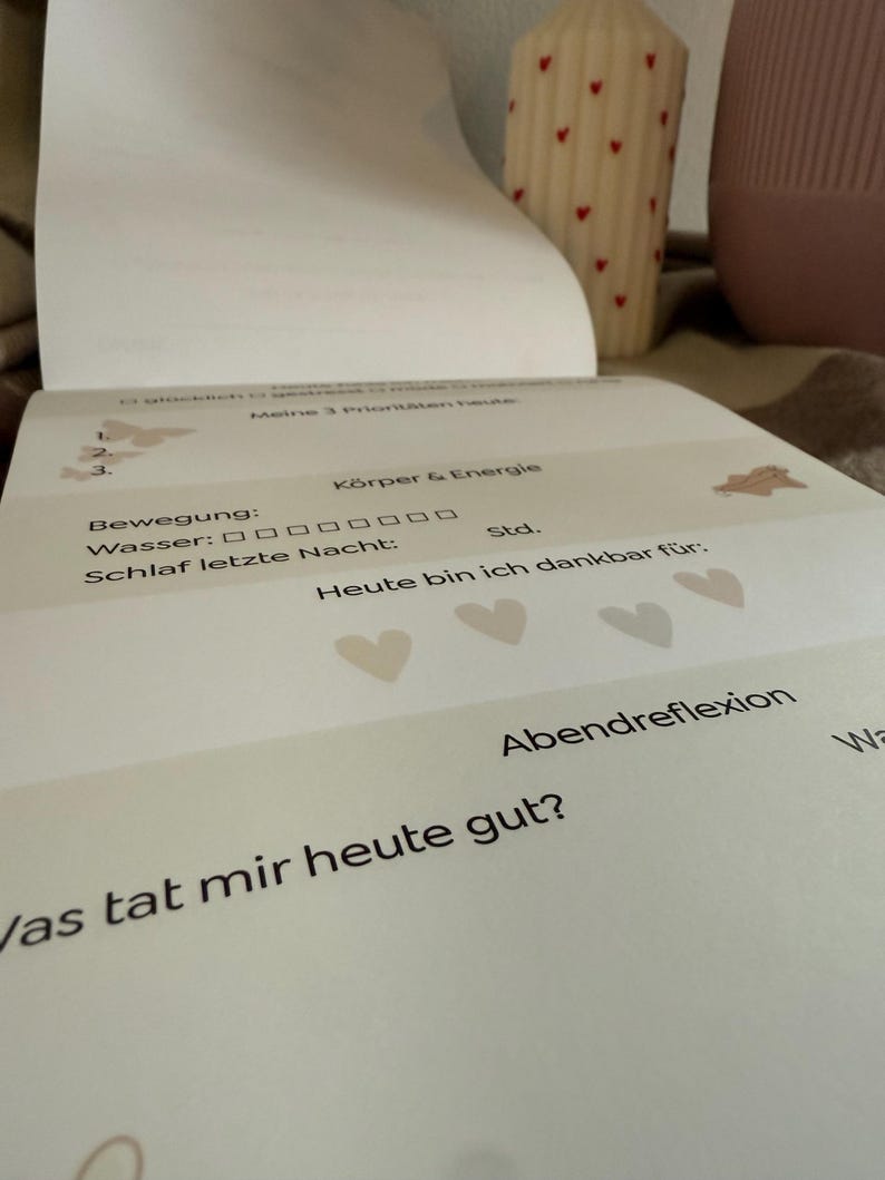 Op de afbeelding: Een rustiek houten bord met de tekst "Welcome to our home" in witte letters. Het bord heeft een verweerde afwerking en een eenvoudig, uitnodigend ontwerp.