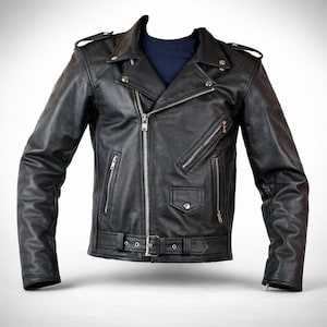 Könnte beinhalten: Schwarze Lederjacke im klassischen Biker-Stil. Sie hat einen Reverskragen, einen asymmetrischen Reißverschluss, mehrere Reißverschlusstaschen und einen Gürtel in der Taille. Die Jacke wird vor weißem Hintergrund präsentiert.