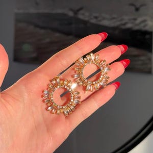 Örhängen i 18K guld med solskenskristaller, glänsande statement-smycken