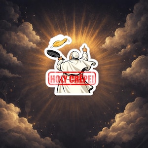 Op de afbeelding: Een sticker met een cartoonillustratie van een figuur in witte gewaden die een crêpe in een pan omdraait. De tekst "HOLY CREPE!" staat in een rode rechthoek. De achtergrond heeft een gouden lichtuitbarsting en wolken.