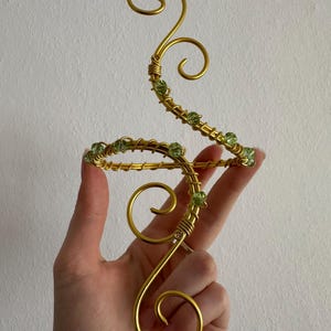 Manchette de bras ornée de perles