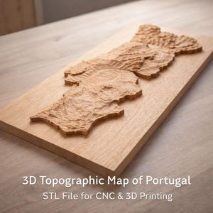 Może przedstawiać: 3D topograficzna mapa Portugalii, wykonana z jasnobrązowego drewna. Mapa przedstawia ukształtowanie terenu kraju. Tekst na dole brzmi: "3D Topographic Map of Portugal STL File for CNC & 3D Printing."