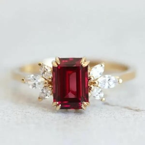 Anello di fidanzamento con rubino simulato taglio smeraldo, design Art Déco, finitura in oro 14 carati.
