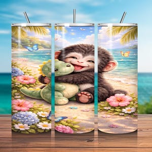 Op de afbeelding: Een roestvrijstalen beker met een grillige illustratie van een lachende aap die een groene dinosaurus op een strand omhelst. Het ontwerp bevat kleurrijke bloemen, vlinders en een tropische strandscène. De beker heeft een zilveren rietje.