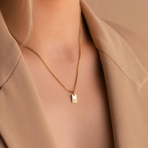 Litet fyrkantigt initialhalsband i guld | Graverat bokstavshalsband A-Ö | Elegant minimalistiskt personligt smycke | Present till hennes födelsedag