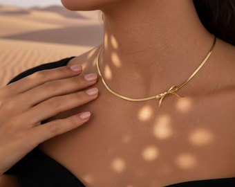 Chokerketting met visgraatstrik • Minimalistische gouden ketting • Delicate lintbedel