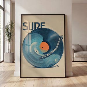 Op de afbeelding: Een ingelijste kunstdruk met een blauwe vinylplaat met een oranje middelpunt, gestileerd als een golf. Het woord "SURE" staat in blauw boven de plaat gedrukt. Het kunstwerk heeft een vintage, retro esthetiek.