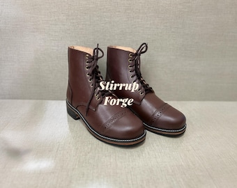 Botas artesanais de couro marrom com biqueira reforçada, estilo militar vintage, com cadarço.