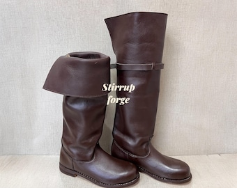 Botas Cavalier artesanais em couro marrom: estilo renascentista, pirata e mosqueteiro, cano alto.
