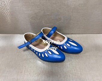 Sapatos azuis renascentistas, sapatilhas Tudor com recortes, calçado histórico para cosplay.