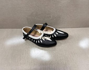 Sapatos femininos renascentistas, sapatilhas medievais Tudor em couro, com design vazado.