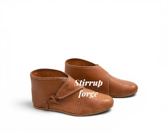 Sapatos medievais com fecho de velcro, sapatos vikings de couro, calçados do início da Idade Média, sapatos históricos para LARP, sapatos artesanais para reconstituição histórica.