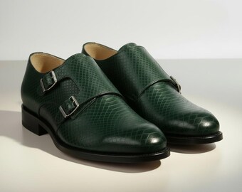 Sapatos sociais masculinos de couro verde com textura de crocodilo e fivela dupla.
