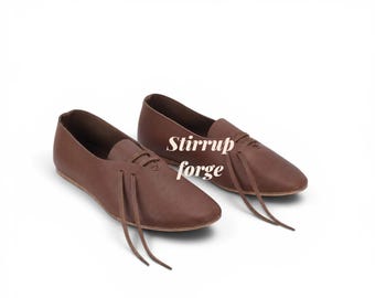 Sapatos medievais com fecho aberto, calçado de couro renascentista, reconstituição histórica dos séculos XVI e XVII, traje para LARP.