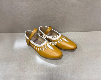 Sapatos amarelos renascentistas femininos, sapatilhas medievais Tudor em couro, com recortes para cosplay.