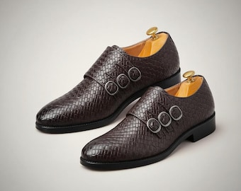 Sapatos sociais masculinos de couro com textura de crocodilo e fivela tripla.