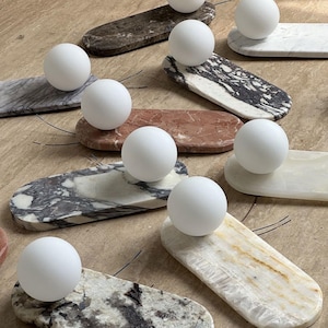 Naturalna marmurowa lampa ścienna, nordycki luksusowy kamienny kinkiet, szklana kula LED, unikatowe, ręcznie robione oświetlenie marmurowe