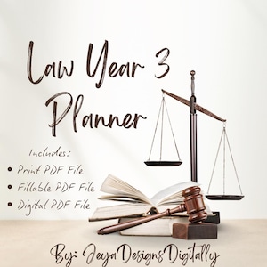 Op de afbeelding: Een digitale productweergave van een Law Year 3 Planner met een bruine houten hamer op een open boek, naast een metalen weegschaal van de gerechtigheid. Tekst: Law Year 3 Planner, Includes: Print PDF File, Fillable PDF File, Digital PDF File, By: Jeya Designs Digitally.