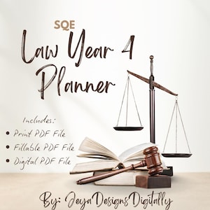 Op de afbeelding: Een digitale SQE Law Year 4 planner met een bruine houten hamer op een stapel boeken naast een metalen weegschaal. Tekst: SQE Law Year 4 Planner, Includes: Print PDF File, Fillable PDF File, Digital PDF File, By: Jeya Designs Digitally.