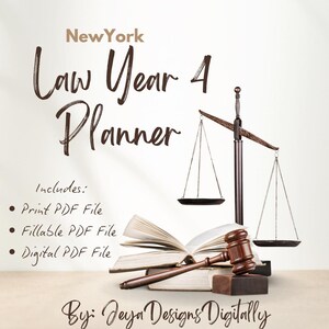 Op de afbeelding: Een digitaal product New York Law Year 4 Planner met een bruine houten hamer op een open boek en een metalen weegschaal van de gerechtigheid erachter. De tekst bevat: New York Law Year 4 Planner, Includes: Print PDF File, Fillable PDF File, Digital PDF File, By: Jeya Designs Digitally.