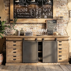 Puede incluir: Un aparador de bistró de madera rústica con puertas correderas de metal y cajones, sobre una pared de ladrillo. Un menú de pizarra y objetos decorativos se exhiben en la parte superior. El mueble tiene el texto "ARTISAN CULTURE".