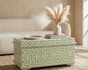 Baúl de almacenamiento con incrustaciones artesanales en color verde salvia, mesa de centro y arcón para mantas estilo boho hecho a mano.