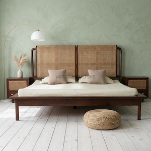 Puede incluir: Una taza de cerámica blanca con asa negra y el texto "But First, Coffee" en negrita negra. La taza se encuentra sobre un fondo borroso, resaltando su diseño limpio.