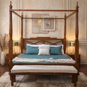 Peut inclure: Un lit à baldaquin en bois foncé, avec une literie turquoise et un banc blanc au pied. La tête de lit présente un motif en treillis décoratif. Deux tables de chevet avec des lampes encadrent le lit. Des œuvres d'art sont accrochées au mur.