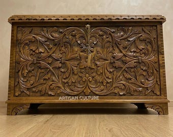 Baúl de almacenamiento de madera tallado a mano: mesa de centro con forma de baúl floral, muebles rústicos artesanales.