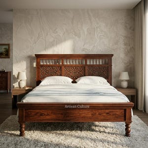 Könnte beinhalten: Ein dunkelbrauner Holzbettrahmen mit einem hohen Kopfteil, das komplizierte geschnitzte Blumenmuster und vertikale Lamellen aufweist. Das Bett ist mit weißer Bettwäsche und einer hellblauen Tagesdecke bezogen. Der Text Artisan Culture ist sichtbar.