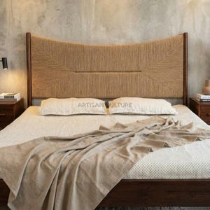 Puede incluir: Un letrero de madera hecho a mano con la palabra "Welcome" en una fuente juguetona. El letrero presenta un fondo blanco desgastado y un marco de madera teñida oscura. Dimensiones: aproximadamente 30 cm de ancho y 15 cm de alto.