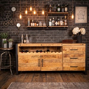 Puede incluir: Un mueble bar rústico de madera con estructura de metal negro, con botellero, cajones y el texto "ARTISAN CULTURE". El mueble está colocado contra una pared de ladrillo oscuro, con estantes de botellas de licor y luces colgantes de bombilla Edison.