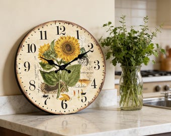 Könnte beinhalten: Runde Wanduhr im Vintage-Design mit Sonnenblumen und botanischen Illustrationen. Das Zifferblatt hat schwarze Ziffern und Zeiger mit einem abgenutzten, gealterten Aussehen. Die Uhr befindet sich vor einem neutralen Hintergrund, mit einer Vase mit Grünzeug im Hintergrund.