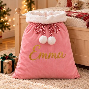 Saco de Papai Noel de veludo personalizado, porta-presentes com cordão e nome personalizado, lembrança de Natal reutilizável para crianças, família e decoração de lareira.