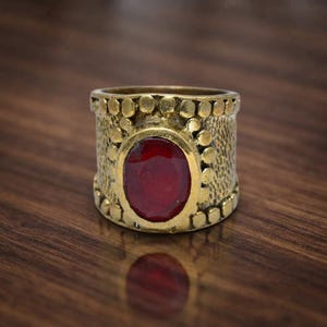 Ring van messing met robijnrode edelsteen, opvallende ring met brede band, vintage boho-sieraden, kerstcadeau voor vrouwen, leuk als cadeautje voor in de kerstsok.