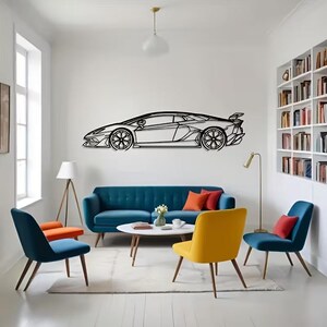 Puede incluir: Una pieza de arte mural de metal negro que representa la silueta de un coche deportivo. La obra de arte está montada en una pared blanca sobre un sofá azul, realzando la decoración moderna de la sala de estar. El diseño del coche incluye ruedas detalladas y un alerón trasero.