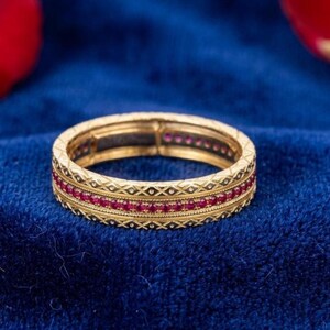 Anello eternity con rubino in argento sterling 925 placcato oro 14 carati, fede nuziale con rubino simulato, anello impilabile, regalo di anniversario per lei.